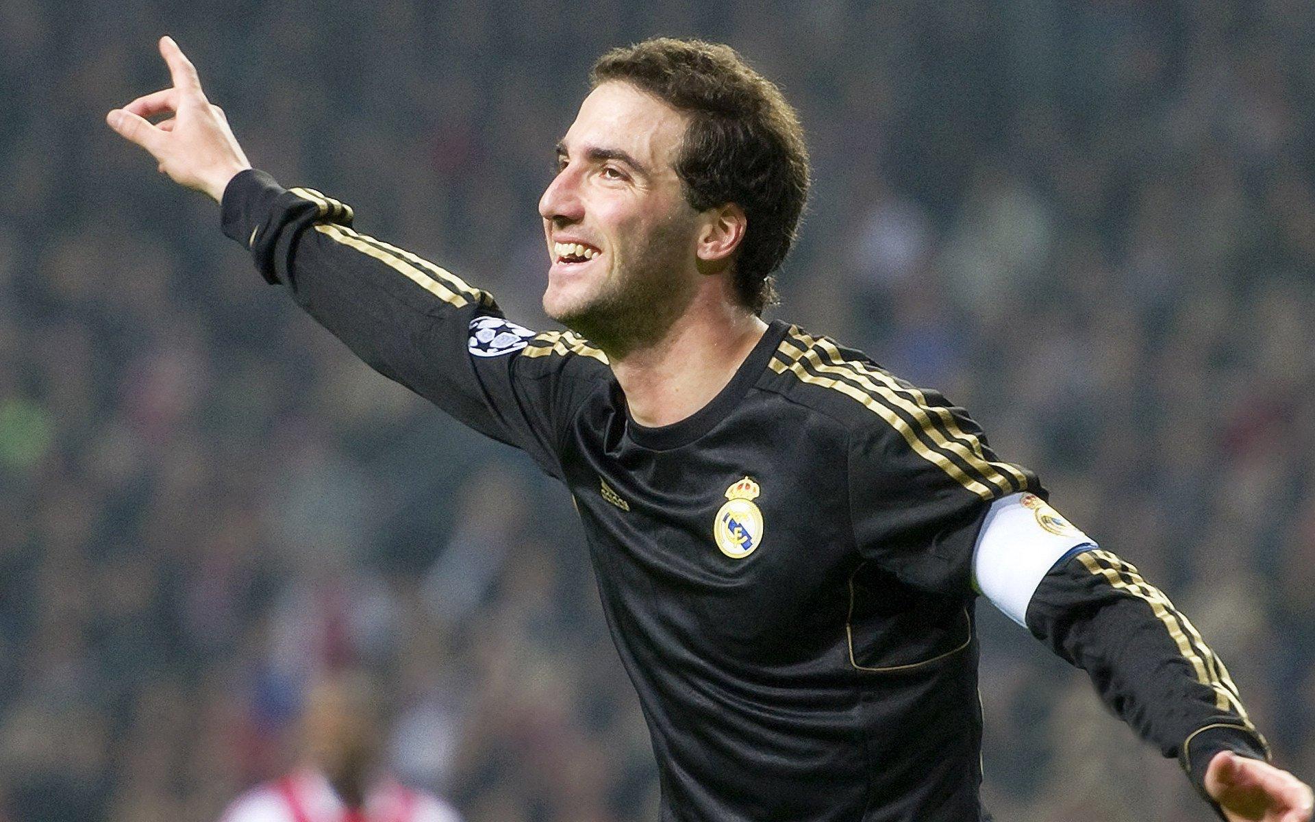 科莫官方宣布签下曼城中场佩罗内，转会费1500万欧，含30%二次转会分成